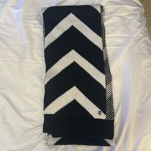 Lululemon Snow Amazing Scarf black white knit chevron print O/S